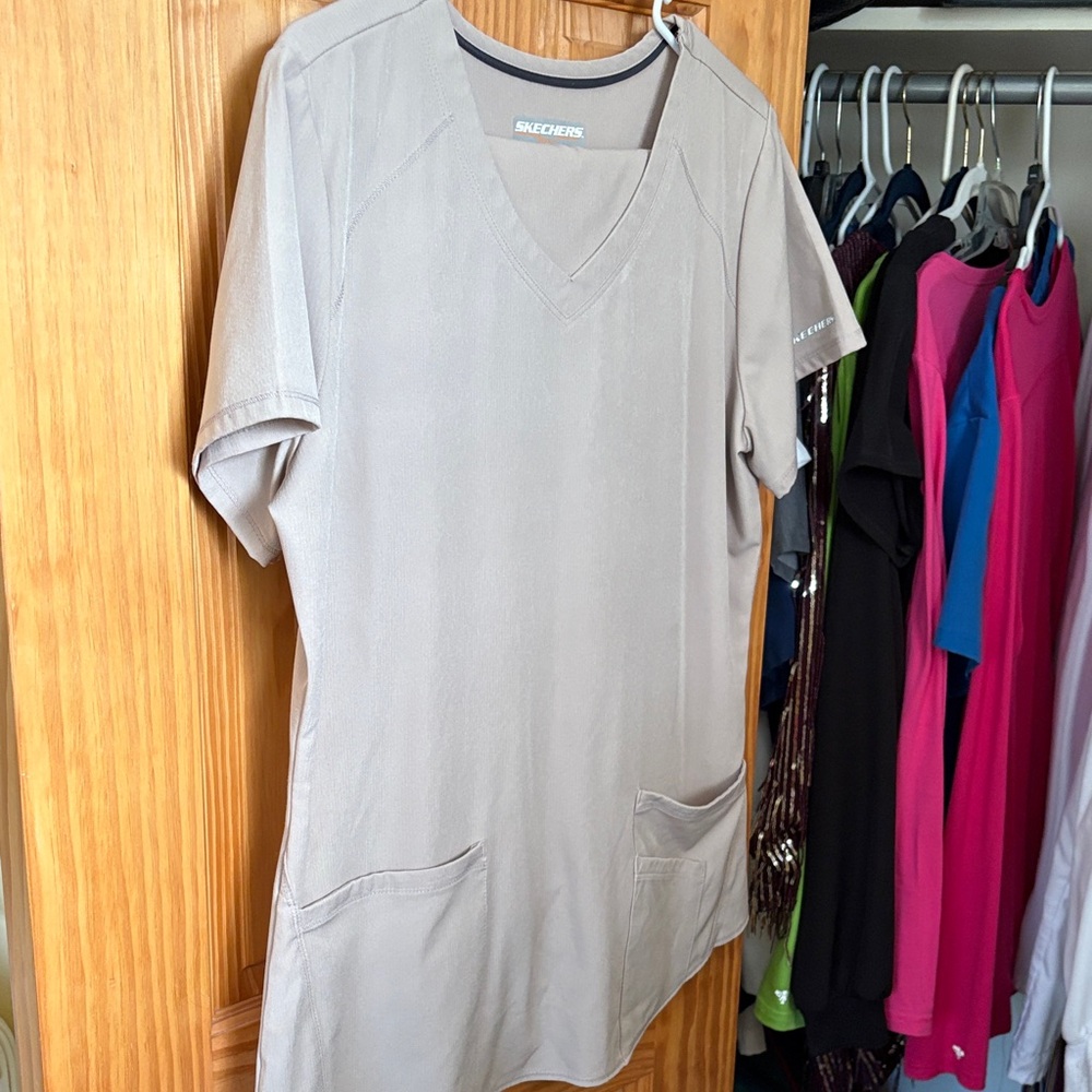Skechers by Barco Scrub set  Tan V-Neck Short Sleeve M top- S pants